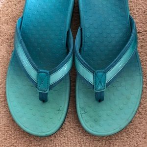Vionic green flip flops size 9 ladies